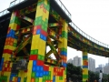 重庆街头现“积木天桥” 颜色鲜艳吸眼球