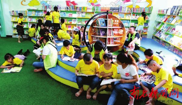 孩子们在高坪区图书馆里阅读书籍。 本报记者 陈村铭 摄