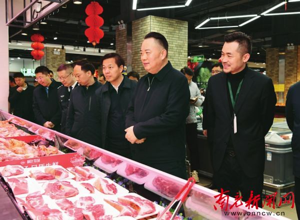 1月22日上午，市委书记宋朝华前往川东北金融中心保利商场超市，详细了解节日期间商品储备、食品质量安全和猪肉价格等方面的情况。 本报记者 吴小蓉 摄
